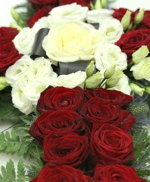 Imaginea produsului Cruce Funerară Trandafiri și Lisianthus