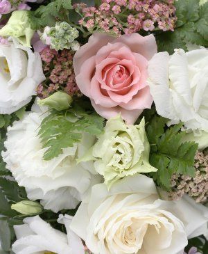 Imaginea produsului Colac Funerar Trandafiri şi Lisianthus