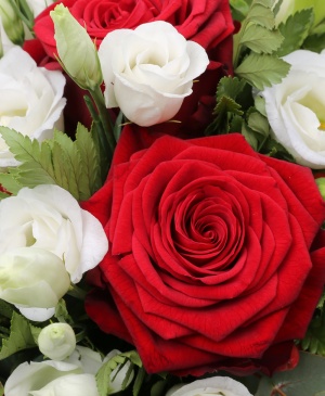 Imaginea produsului Cutie Trandafiri și Lisianthus