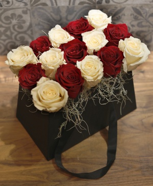 Imaginea produsului 15 Trandafiri Criogenați Roșii Albi Imaginea produsului 15 Trandafiri Criogenați Roșii Albi