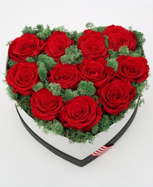 Imaginea produsului Inimă Din 11 Trandafiri și Verdeață Criogenate Imaginea produsului Inimă Din 11 Trandafiri și Verdeață Criogenate