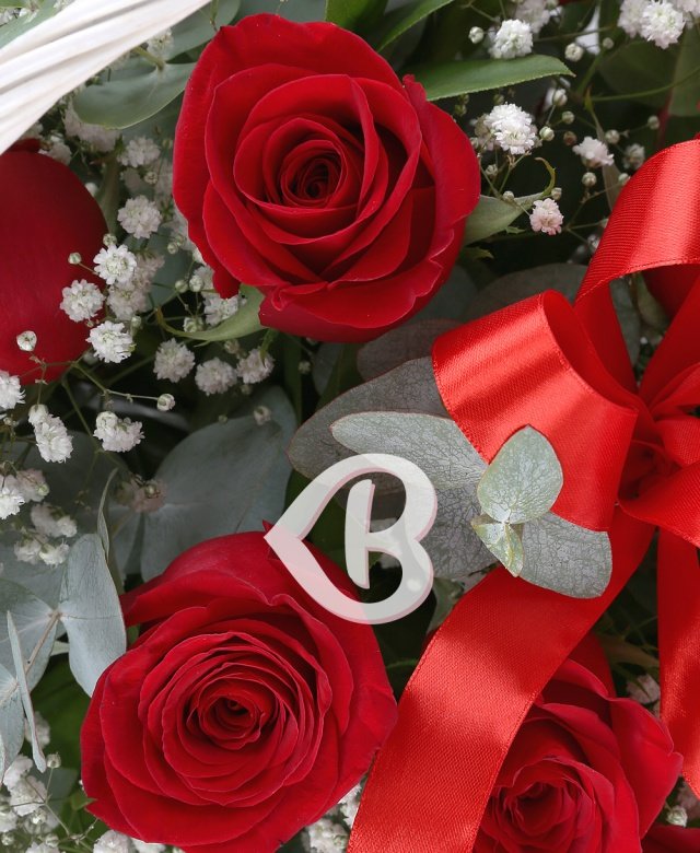 Coşuleţ cu 23 trandafiri decoraţi