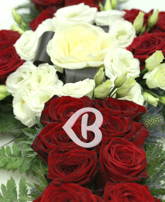 Cruce funerară trandafiri și lisianthus