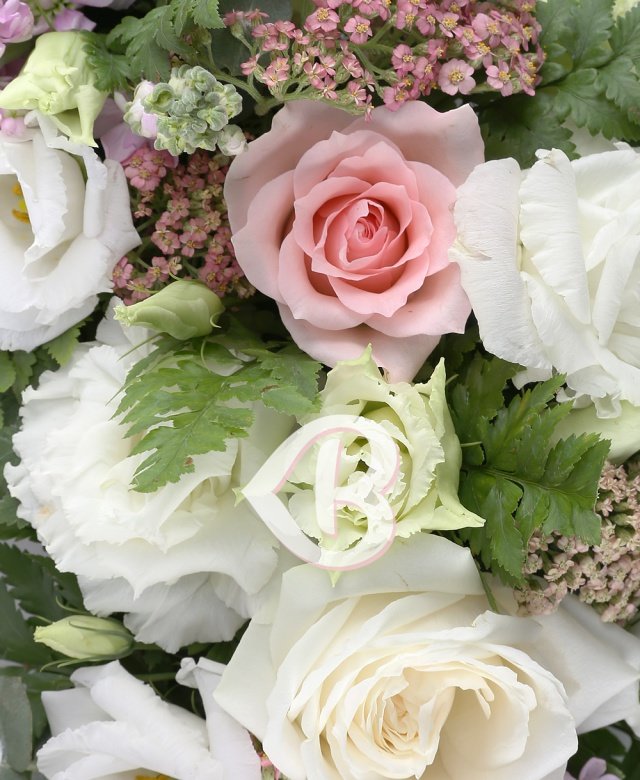 Coloac funerar trandafiri şi lisianthus