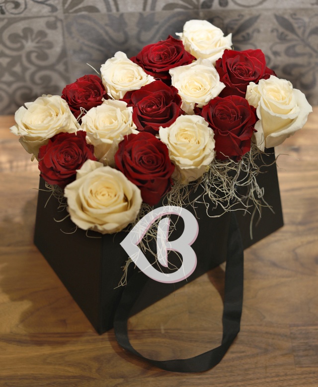 Imaginea produsului 15 Trandafiri Criogenați Roșii Albi